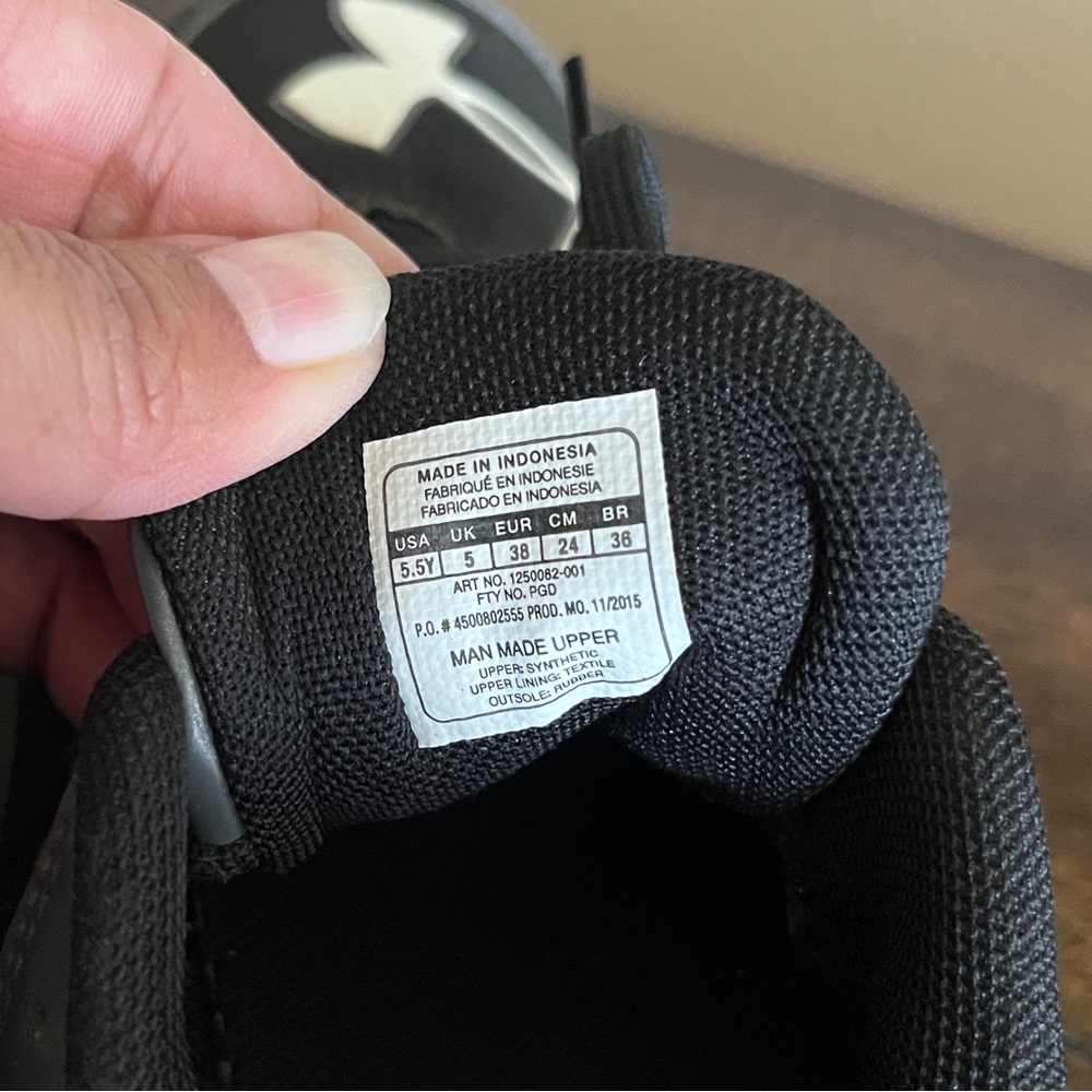Under Armour Youth Cleats – 5.5 Youth - Picture 7 of 8